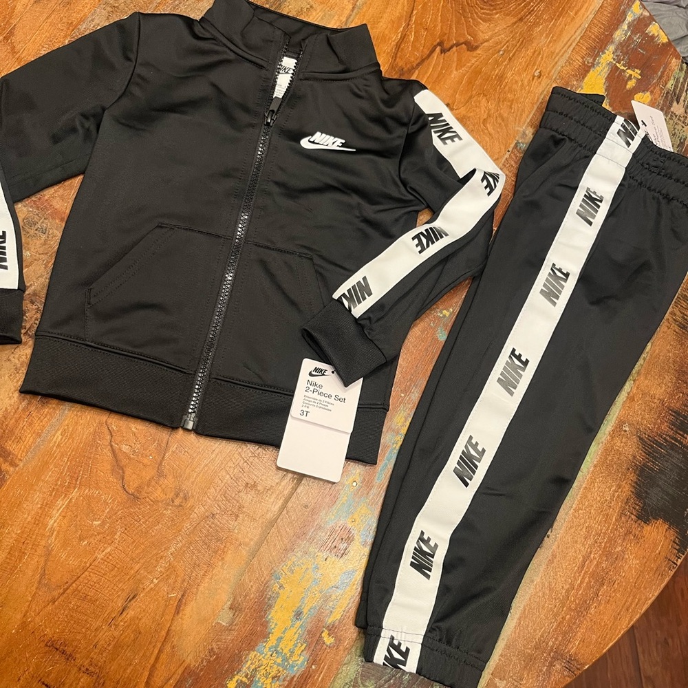 NWT Nike Toddler Boys 2 Piece Set
